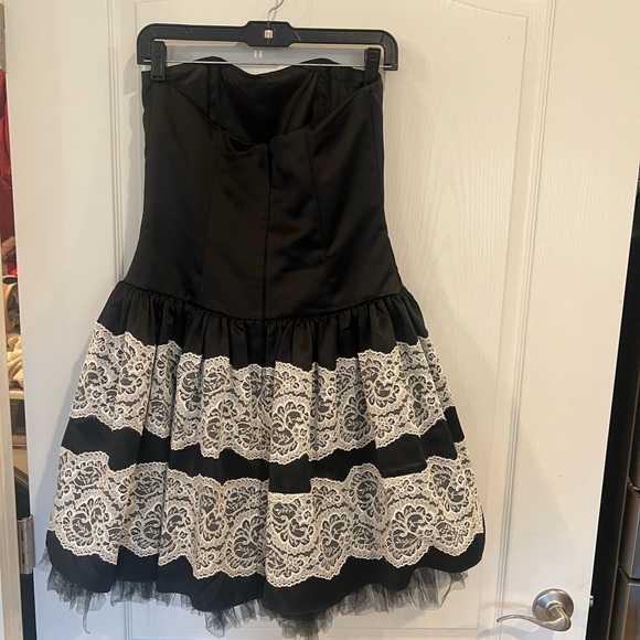 Jessica McClintock Black w/ white lace dress. Size 8 - Picture 2 of 6